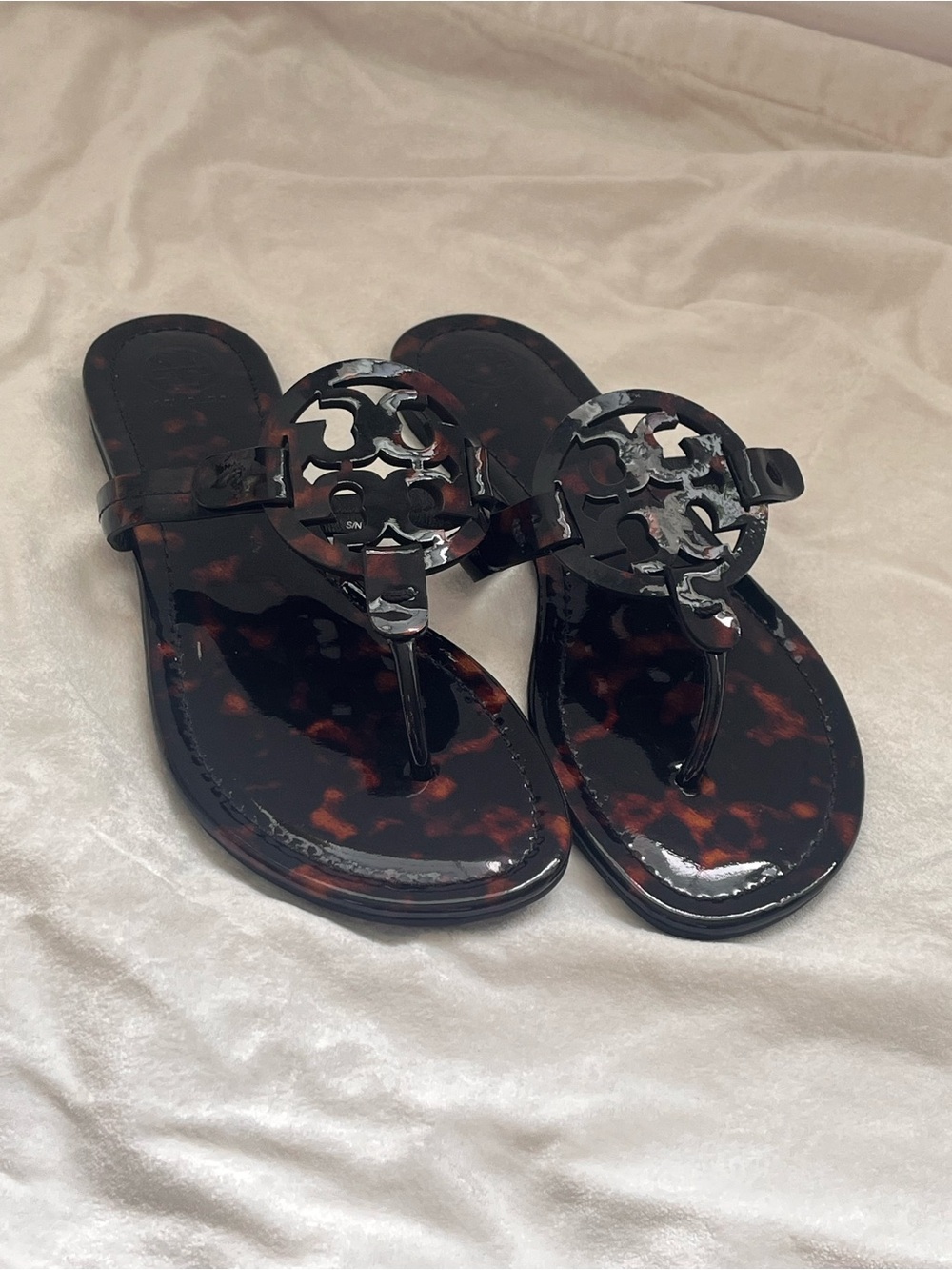 Tory Burch Tortoiseshell Miller Logo Thong Sandals in Black and Brown